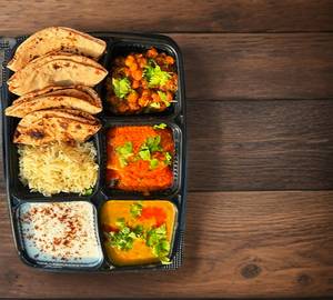 Deluxe Thali(4Roti+ Rice+Dal+ 2Vegi+Salad+Chutney+Pickley+Mix raita))