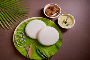 Thatte Idly 2pcs With Chicken Curry 2pcs