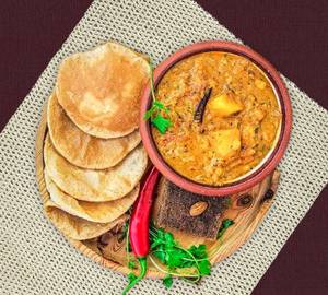 5 Poori With Bhaji