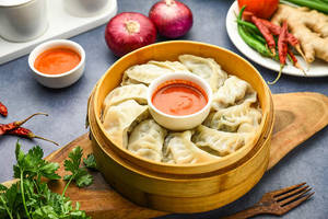Juicy veg steamed momo with schezwan sauce