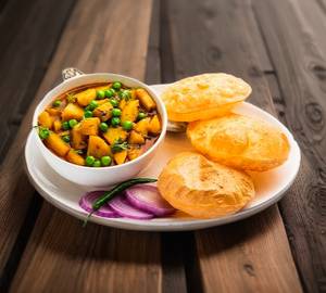 4 poori with aloo sabji