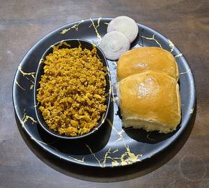 Egg bhurji pav (2 eggs, 2 pav)