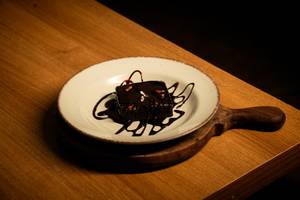Loaded Brownie With Chocolate Sauce