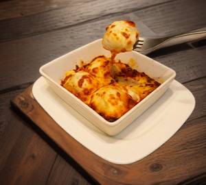 Veg Cheesy Shezwan Momos (4 Pieces)