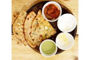 Aloo Paratha With Curd