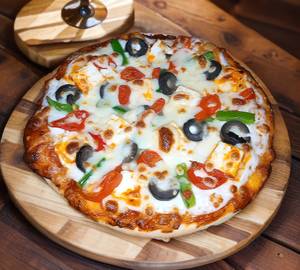 Veg tandoori paneer pizza