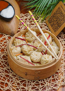 Veg Steamed Momos [10 Pieces]