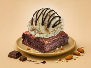 Almond Delight Sundae.