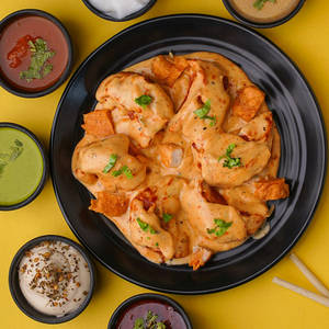 Chicken Cheese Gravy Momos (8 Pcs)