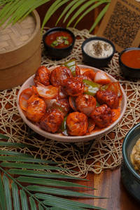 Veg Chilly Momos (6 Pcs)