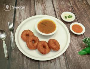 4 Vada With Sambhar  