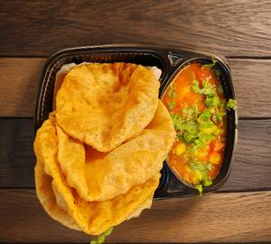 5 poori with aloo tamatar