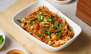 Schezwan Fried Noodles Egg
