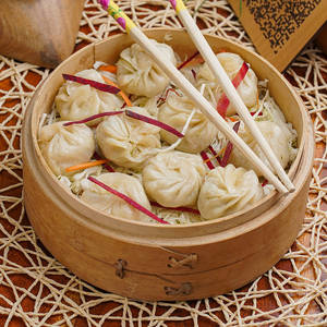 Spicy Steamed Momos [10 Pieces]