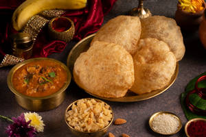 Poori with Bhandare Wale Aloo + Suji Ka Halwa (150ml)