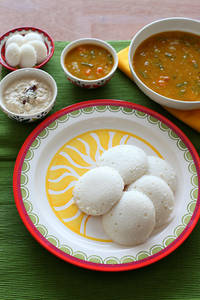 Rice idali with Sambhar and coconut chutney (10 pieces)