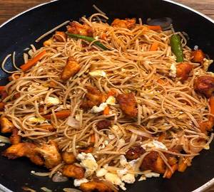 Egg chicken noodles