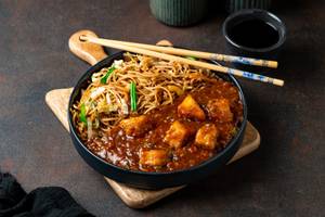 Veg Noodles With Paneer Manchurian Gravy
