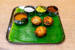 Kaaram Kuzhi Paniyaram (3 Pcs)