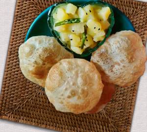 4 luchi with sada alootarkari 