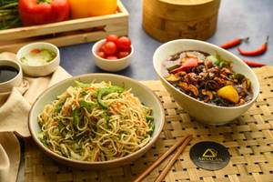 Veg Hakka Noodles (half) & Kung Pao Chicken (half)