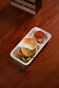 Lasooni Vada Pav