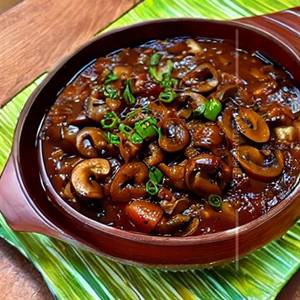 Mushroom cooked in a spicy onion