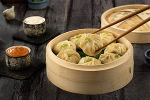 Veg Momos (6 Pieces)