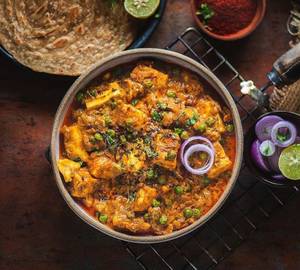 Paneer Curry With Roti
