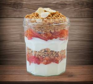 Hung Curd with fruits and oats