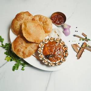 Atta Puri With Aloo Sabji And Chutney