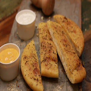 Cheezo Garlic Bread Sticks With Dip