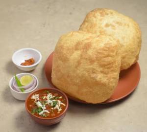 Classic chole bhature [2 pieces]