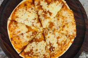 Medium Cheesy Margherita Pizza