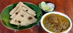 Chapati With Chicken Curry  And Salad Combo