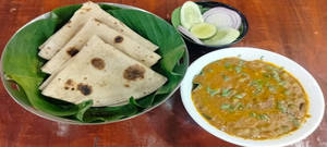 Chapati With Green Piece Curry And Salad Combo