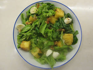 Flambeed Pineapple & Bocconcini Salad (v)
