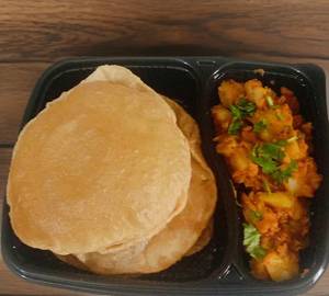 Puri aaloo sabzi[4 pieces]