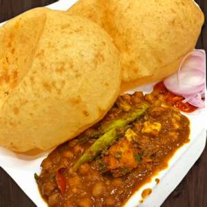 Chole bhature [2 bhature]