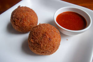 Mac & Cheese Poppers With Sweet Chilli Dip (4 Pcs)