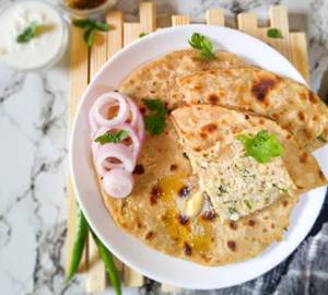 Gobhi Paratha With Curd (2 Pcs)
