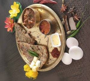Paneer Kulcha With Chana [1 Piece]