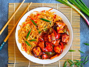 Veggie Noodles With Chilli Paneer