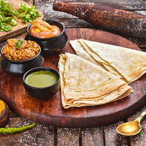 Lachhe Dar Paneer + Khurchan Mushroom With Rumali Roti (2 Pcs)