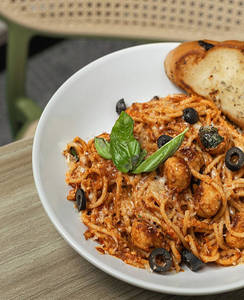 Spaghetti With Chicken Meatballs In Tomato Sauce