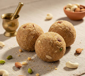 Special Gond Laddu [4 Pieces]