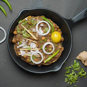 Bheega Khameeri Kulcha With Chole [1 Pc]