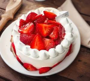 Strawberry filling mini cake