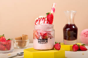 Fresh Strawberry Blast Sundae. (Premium)