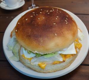 CHEESY CHICKEN BURGER